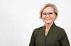 Ordningen med «fritt behandlingsvalg» skal erstattes med «fritt behandlingssted», fremgår det av et høringsforslag som Helse- og omsorgsdepartementet har sendt ut. Det betyr ikke at anbudskonkurranser i helsevesenet er en saga blott. Det er de regionale helseforetakene som vurderer hvilke tjenester som settes ut på anbud, og i hvilket omfang. Også kommuner kan gjøre avtaler med private helsetjeneste-leverandører. Departementet tar sikte på at godkjenningsordningen i fritt behandlingsvalg avvikles fra 1. januar 2023. BRØDTEKST Før 1. november 2015 hadde pasienter rett til fritt sykehusvalg. Det var en forutsetning at institusjonen enten var eid av et regionalt helseforetak eller hadde inngått avtale med et regionalt helseforetak. Med godkjenningsordningen i fritt behandlingsvalg ble pasientens valgrett utvidet til også å omfatte godkjente private institusjoner. Det ble samtidig understreket at det primære virkemiddelet for å kjøpe kapasitet fra private også fremover skulle være gjennom anbud. I en evalueringsrapport fremgår det at kostnadskontrollen med godkjenningsordningen oppleves som vanskeligere enn anbudsavtaler, bare fordi sistnevnte har volumbegrensninger. Helseforetakene vil derfor ikke kjenne omfanget på forhånd som i en anbudsavtale. Utfordringen forsterkes av at flere av helseforetakene rapporterer om uforutsigbar behandlingslengde i disse godkjente institusjonene. Fritt behandlingssted Pasienter med rett til nødvendig helsehjelp i spesialisthelsetjenesten skal fremdeles kunne velge mellom offentlige virksomheter og private virksomheter som har avtale med regionale helseforetak. I stedet for fritt behandlingsvalg etableres fritt behandlingssted. Leverandørene innen fritt behandlingsvalg er ikke jevnt fordelt mellom ulike deler av landet. Leverandørene er i større grad lokalisert i Helse Sør-Øst sitt opptaksområde enn det befolkningsgrunnlaget skulle tilsi. Departementet mener det er uheldig at det er markedsforholdene og ikke behovet for helsetjenester som styrer hvor det etableres offentlig finansierte tilbud. Det legger ikke til rette for likeverdig tilgang til tjenester over hele landet. Kan fortsatt drive De foreslåtte endringer griper ikke inn i leverandørenes adgang til å drive virksomhet. De private godkjente leverandørene kan fortsette sin virksomhet mot betaling fra privatpersoner eller forsikringsselskaper. I tillegg kan de delta i anbudsrunder for levering av spesialisthelsetjenester til de regionale helseforetakene. Enkelte virksomheter kan også ha tilbud som faller inn under kommunalt ansvar, og kan dermed også potensielt inngå avtaler med kommuner. En avvikling innebærer at midlene de regionale helseforetakene i dag bruker på pasientbehandling i denne ordningen, kan omprioriteres til pasientbehandling i egenregi eller gjennom kjøp fra private aktører gjennom anbud. Det er ikke mulig å anslå om avviklingen legger til rette for mer, mindre eller like mye pasientbehandling når denne skal utføres i egenregi eller gjennom anbud. Dette vil bl.a. avhenge av type behandling og varigheten for de ulike typene behandling. Overgangsordning Departementet mener det er behov for en overgangsordning som sikrer at pasienter som er i et behandlingsforløp hos de private godkjente leverandørene ved ikrafttredelsestidspunktet kan få fullført den påbegynte behandlingen, med mindre pasienten selv ønsker å fortsette behandlingen ved annen institusjon. Det må imidlertid settes et endelig tidspunkt for når pasienten må overføres til virksomhet som eies eller har avtale med det offentlige. Departementet foreslår derfor at overgangsordningen gjelder i seks måneder.