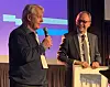Anskaffelseskonferansens hederpris gikk til Anbud365s redaktør, Lennart Hovland (t.v.). Avdelingsdirektør Dag Strømsnes i Difi foretok overrekkelsen.