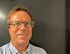 Mangel på kompetanse på miljøområdet er hovedårsak til at miljøperspektivet ikke vektlegges sterkere i IKT-anskaffelser. Det mest vanlige er at miljøelementer er svakt til stede i anskaffelsen eller helt fraværende. Dette fremgår av en fordypningsoppgave som Arild Fevang, Bid Manager i Atea, gjorde som del av studiet «Årsenhet i offentlige anskaffelser». Studiet er i regi av Høgskolen i Molde og gjennomføres i samarbeid med NHH og NTNU. Og han spør om ikke en «miljø»-kopi av innovasjonsmotoren Nasjonalt program for leverandørutvikling kan være noe å satse på for å dekke kompetansebehovet. BRØDTEKST Fevang har de to siste årene vært student på studiet som ble avsluttet i mai. I det daglige jobber med offentlige anskaffelser som leverandør. – I Atea har vi jobbet målrettet med å posisjonere oss i forhold til miljø og bærekraft, men jeg opplever fram til nå at det har vært lite respons fra våre offentlige kunder, sier han til Anbud365. Det finnes noen gode eksempler, men mange reserverer seg. Han ville vite mer om dette og skrev derfor, som en del av studiet, fordypningsoppgaven «Miljøperspektivet i IKT-anskaffelser». Er det slik at innkjøperne i offentlig sektor bruker sin innflytelse til å bidra med det grønne skiftet, og gjennomføres IKT-anskaffelser med miljøperspektivet godt innarbeidet, ville han vite. Kartlegging av anskaffelser som er gjennomført, intervjuer med innkjøpere og studier av eksisterende stoff om tema gav svaret: Potensial for forbedring - Det er et stort potensial for forbedring. Det mest vanlige er at miljøelementer er svakt til stede i anskaffelsen eller helt fraværende. Det betyr at det er stort gap mellom de forventningene som ligger i statlige føringer fra blant annet Klima- og miljødepartementet og det som gjøres i praksis. Kjennetegn på de oppdragsgivere som har kommet lengst er at ledelsen og anskaffelsesstrategien har tydelige føringer på at miljø skal vektlegges i anskaffelser. Et annet kjennetegn er at innkjøpsorganisasjonen har kompetanse til å stille miljøkrav og ressurser til å følge opp at miljøkravene etterleves i kontrakten. Før han startet på oppgaven var hypotesen at IKT-anskaffelser var innenfor en kategori som var en av de dårligste til å stille miljøkrav sammenlignet med andre anskaffelser. Innsikten jeg nå sitter igjen med, er at det går et tydelig skille på virksomheter som har tatt grep på miljøområdet og de som ikke har. Utledet av dette opplever jeg at det handler mer om en generell modenhet hos oppdragsgiver. Det er ikke grunnlag for å si at IKT-anskaffelser er spesielt svake på miljøperspektivet sammenlignet med andre anskaffelser. Manglende kompetanse Oppsummert fant han bl.a. at manglende kompetanse på miljøområdet er hovedårsak til at miljøperspektivet ikke vektlegges sterkere. Det er, konkluderer han i oppgaven, naivt å tro at det er tilstrekkelig å sette ambisjoner på et statlig nivå for så å forvente at hvert enkelt innkjøpsmiljø skal tilegne seg nødvendig kompetanse på miljøområdet. I mange virksomheter er innkjøpsmiljøet lite og noen ganger består det bare av ett årsverk. Leverandørutviklingsprogrammet (LUP) bistår oppdragsgivere med innovative anskaffelser. Kanskje dette er en modell som kan gjenbrukes på miljøområdet, spør Fevang i sin oppgave. Hva med å etablere en sentral organisasjon med eksperter som behersker både anskaffelsesfaget og miljøområdet med et klart mandat om å få til flere grønne anskaffelser.