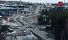 Veier, kryss og veiarbeid ved et industrielt havneområde med biler og lasteutstyr.