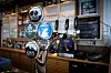 Nærbilde av ølkraner med logoer i en bar på Kolsås base.