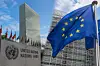 FN- og EU-flagg foran høye bygninger ved FNs hovedkvarter i New York.