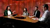 Fire personer sitter rundt et bord i et TV-studio og deltar i en paneldiskusjon.