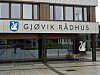 Fasaden til Gjøvik rådhus med inngang, vinduer og skilt.
