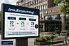 Informasjonstavle om anskaffelsesstrategi foran et rådhus i et urbant uteområde.