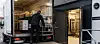 Person laster esker fra en varebil ved inngangen til en næringsbygning.