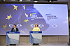 Stéphane Séjourné og Ekaterina Zaharieva ved talerstoler foran en EU-presentasjon.