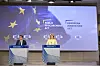 Stéphane Séjourné og Ekaterina Zaharieva ved talerstoler foran en EU-presentasjon.