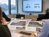 Møte med deltakere, dokumenter og skjerm som viser pris 60 prosent og kvalitet 40 prosent.