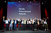 Prisvinnere står samlet på en scene med trofeer under Nordic Procurement Awards.