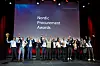 Prisvinnere står samlet på en scene med trofeer under Nordic Procurement Awards.