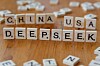 Bokstavbrikker med ordene CHINA, USA og DEEPSEEK på et trebord.